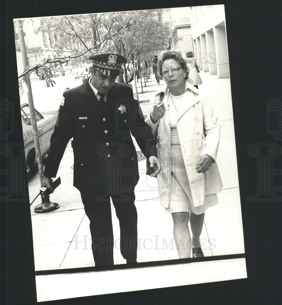 1977 Press Photo Joyce Winters Police Officer Board of Education Meeting Mayor - Historic Images