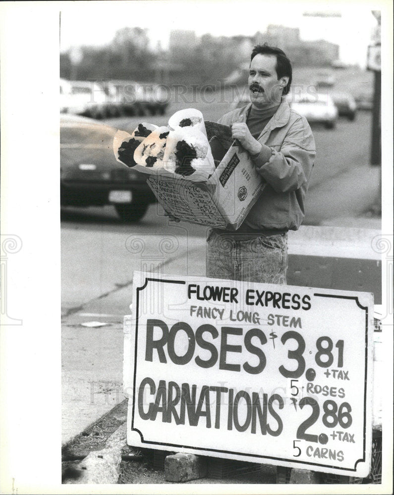 1988 Press Photo Michael Doody Protests Zoning Change That Affects His Business - Historic Images