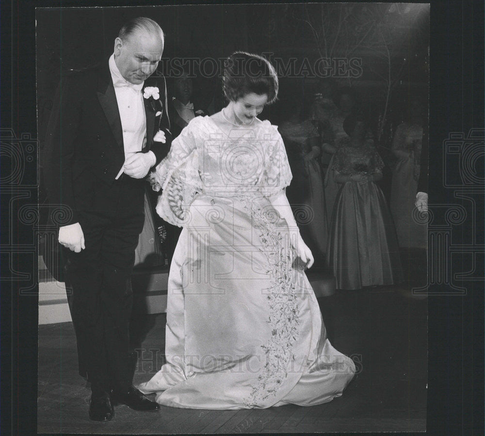 1962 Press Photo Raymond L McClory &amp; Daughter - Historic Images