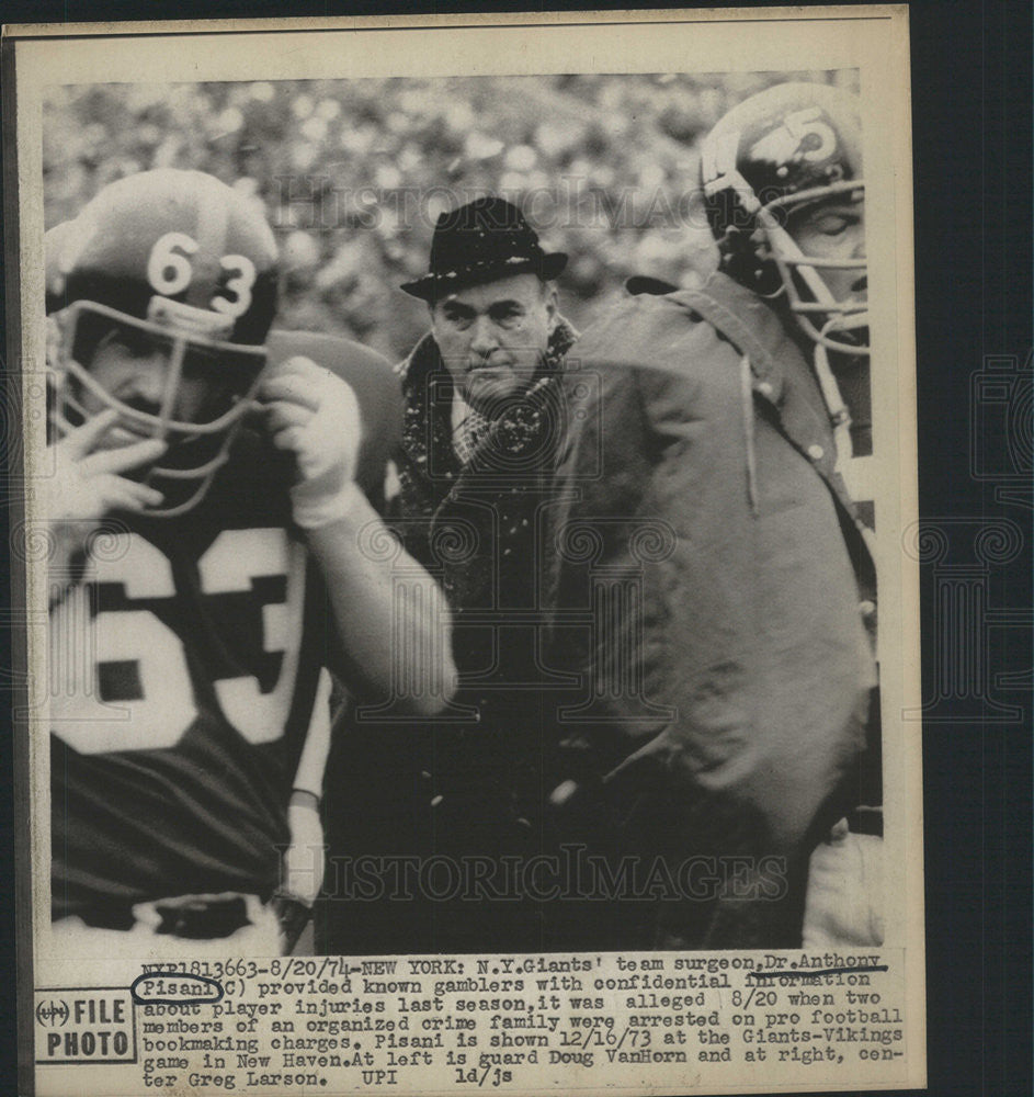 1974 Press Photo Dr Anthony Pisani,N.Y Giants team - Historic Images