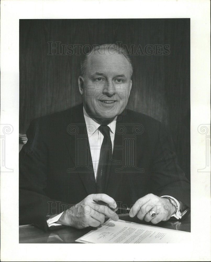 1964 Press Photo Kenneth Piper VP of Human Relations at Motorola Inc - Historic Images