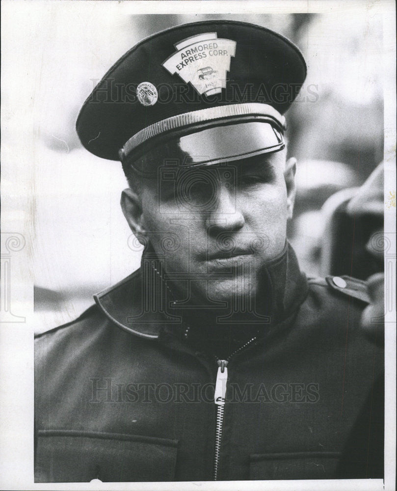 1970 Press Photo William Piper Armed Guard American Armored Express Robbery - Historic Images