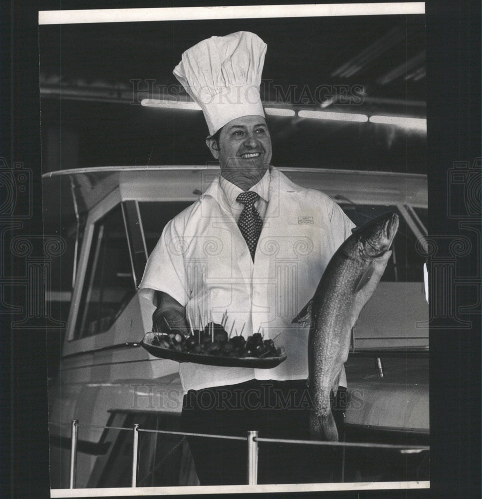 1970 Press Photo Chef Alberto Pepia Cooks At Sea - Historic Images