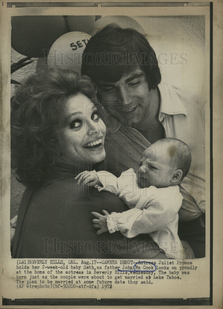 1972 Press Photo Actor John McCook and Actress Juliet Prowess with Son Seth - Historic Images