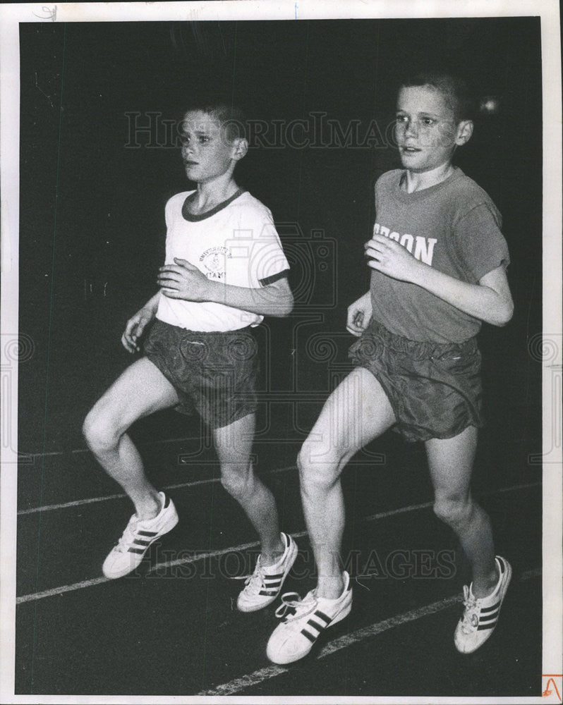 1971 Press Photo Twins Mark Todd McCallister Runners Record - Historic Images