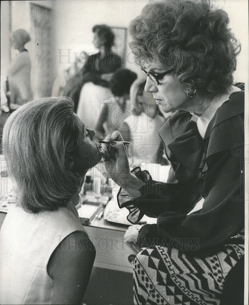 1971 Press Photo Mrs. James Magin Being Made Up For Show By Kay Blunt - Historic Images