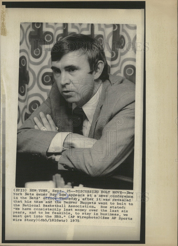 1975 Press Photo New York Nets Owner Roy Boe at a News Conference - Historic Images