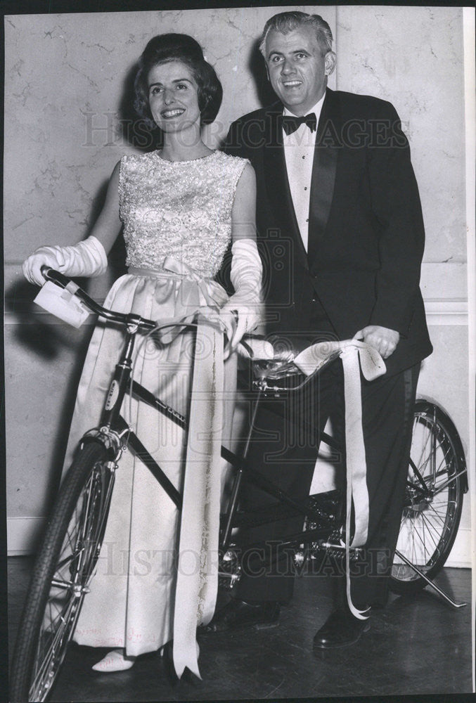 1963 Press Photo Tandem Bicycle Awarded Benefit Blind - Historic Images