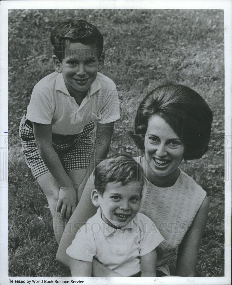 1968 Press Photo Maya Pines, Author Of &quot;Revolution in Learning,&quot; With Two Sons - Historic Images