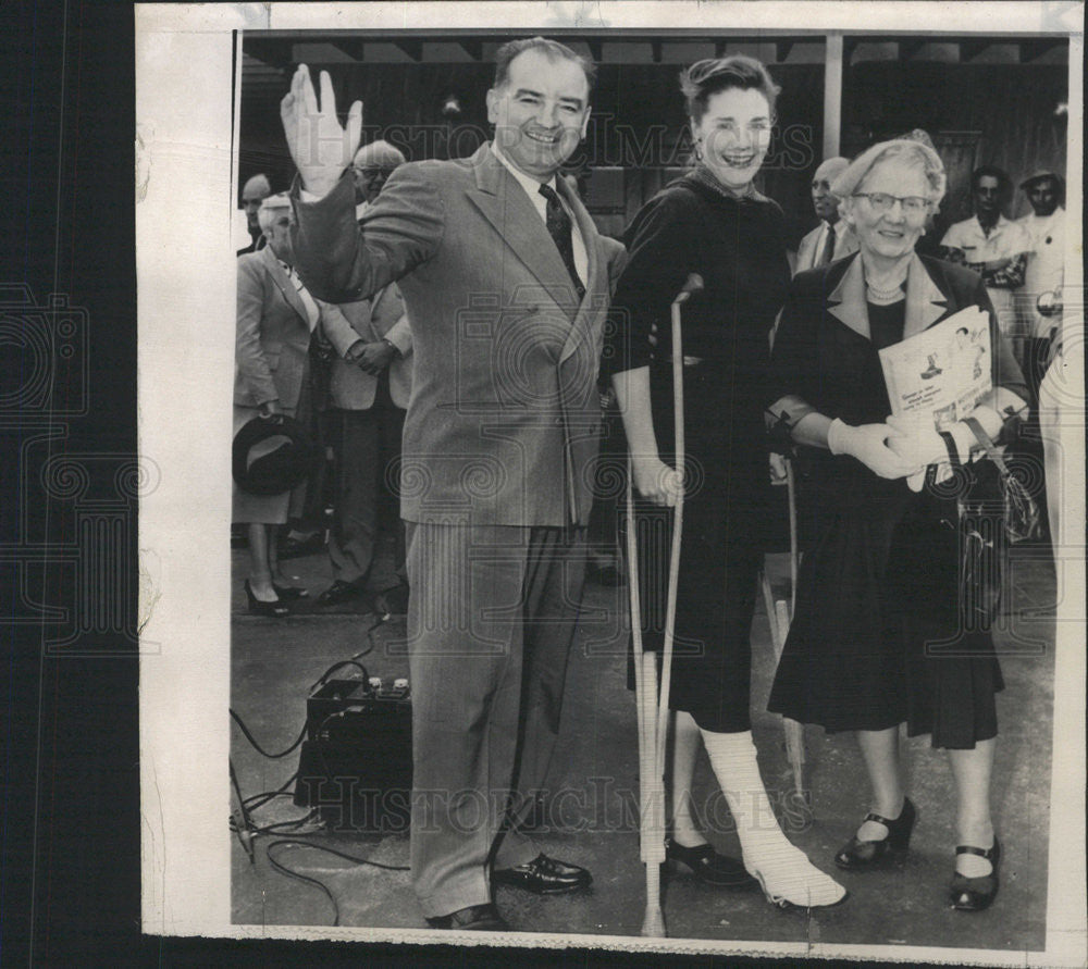 1954 Press Photo Sen Joe McCarthy and wife ,her mom Elizabeth Kerr - Historic Images