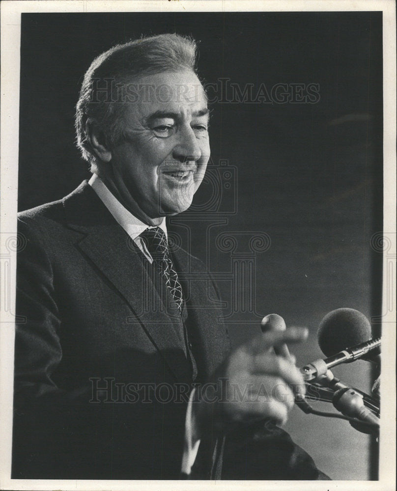 1972 Press Photo Senator Eugene McCarthy During A Press Conference - Historic Images