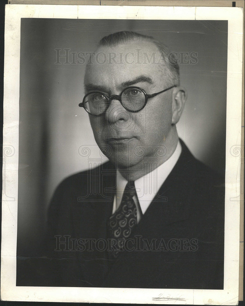 1975 Press Photo Picture of person goggles black suit - Historic Images