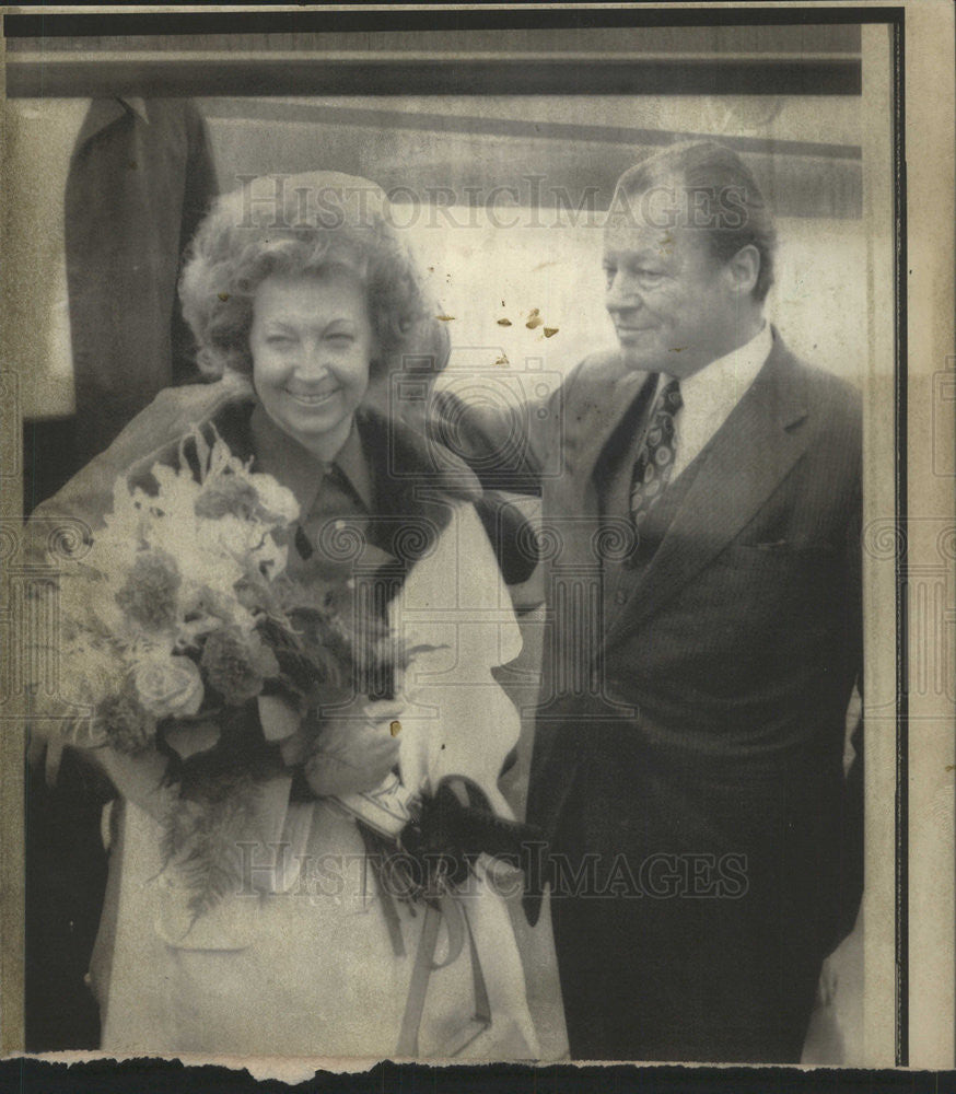 1974 Press Photo Ex-Chancellor Willy Brandt Ruth Tempelhof Airport Berlin - Historic Images