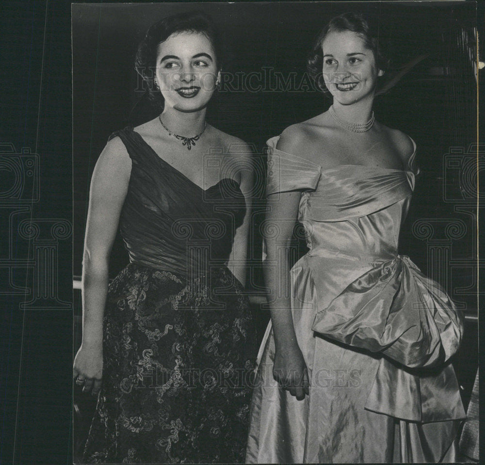 1953 Press Photo Betty McCabe and Nancy Leibrock fashion models - Historic Images