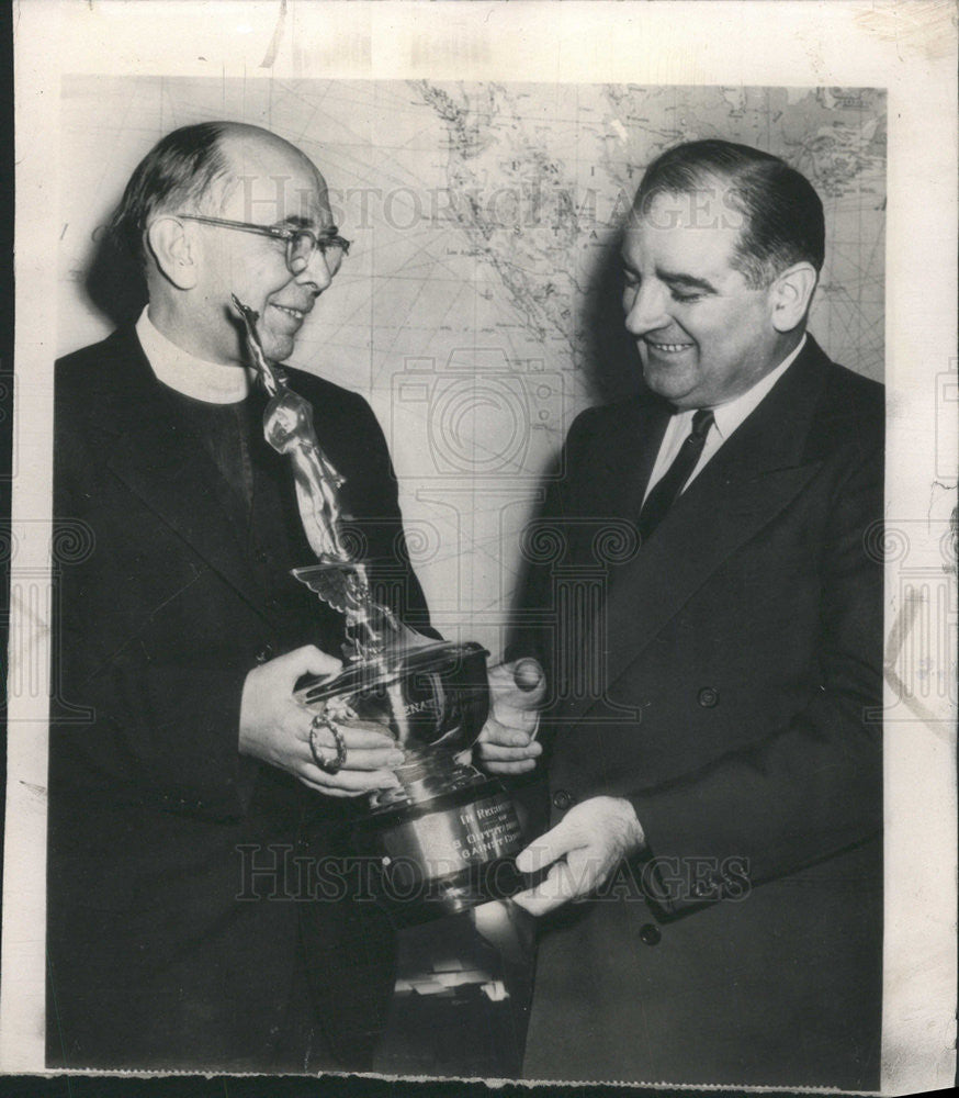 1954 Press Photo Joseph McCarthy American Politician receive award Recognition - Historic Images