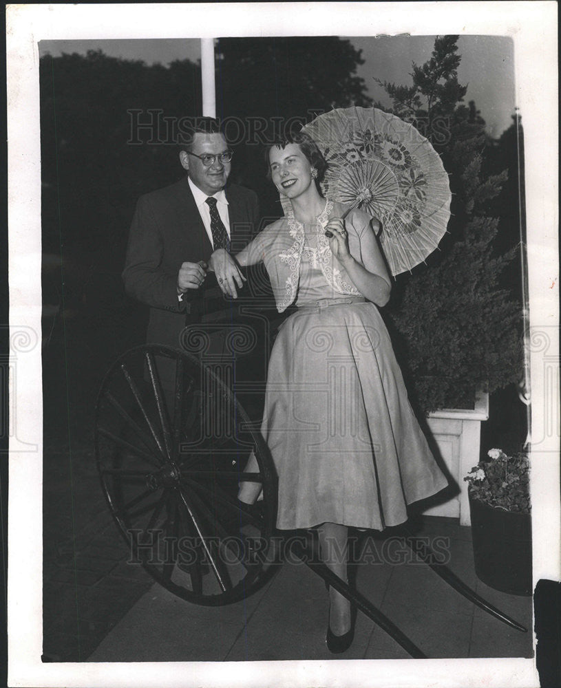 1956 Press Photo Franklin McCarty Rickshas Boy Wife Oriental &quot;taxi&quot; at Saddle - Historic Images