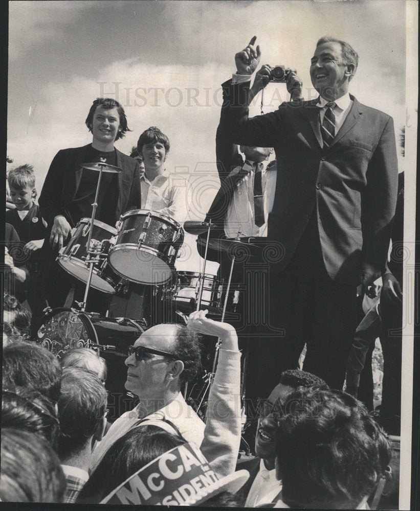 1968 Press Photo Senator Eugene McCarthy Minnesota Midway Airport Chicago - Historic Images