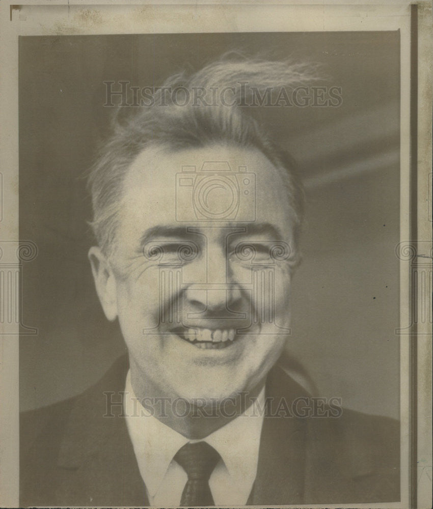 1968 Press Photo Sen.Eugene McCarthy Flashed Big Smile After Landing Airport - Historic Images