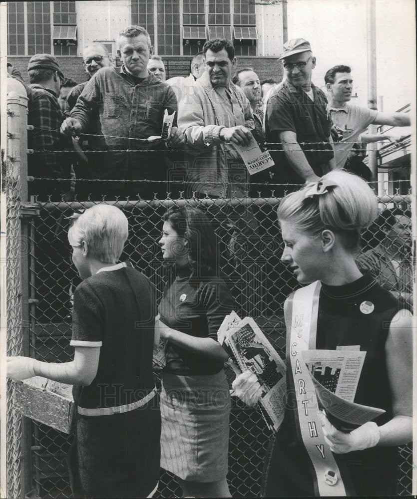 1968 Press Photo McCarthy volunteers hand out literature at the American Motors - Historic Images