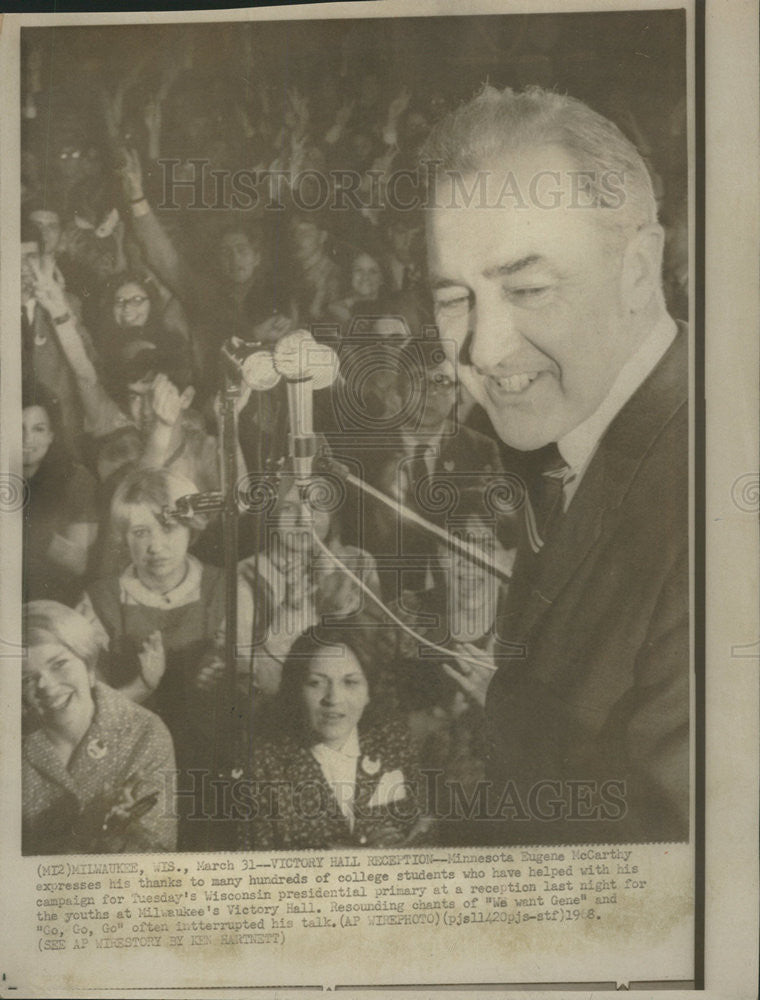 1968 Press Photo Eugene McCarthy American Politician Milwaukee&#39;s Victory Hall - Historic Images