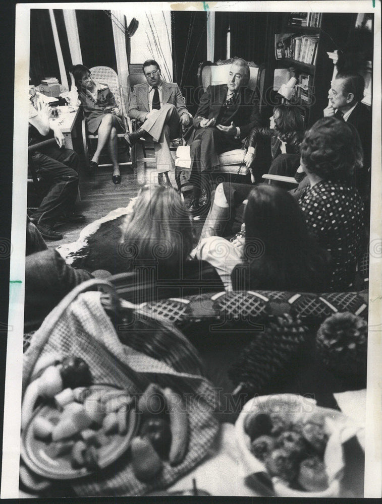 1976 Press Photo Independent Candidate President Eugene McCarthy Sits Livingroom - Historic Images