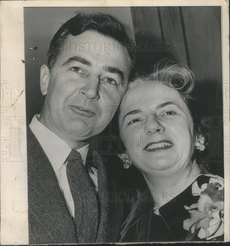 1958 Press Photo Senator Eugene McCarthy And His Wife, Abigail Smile At Win - Historic Images