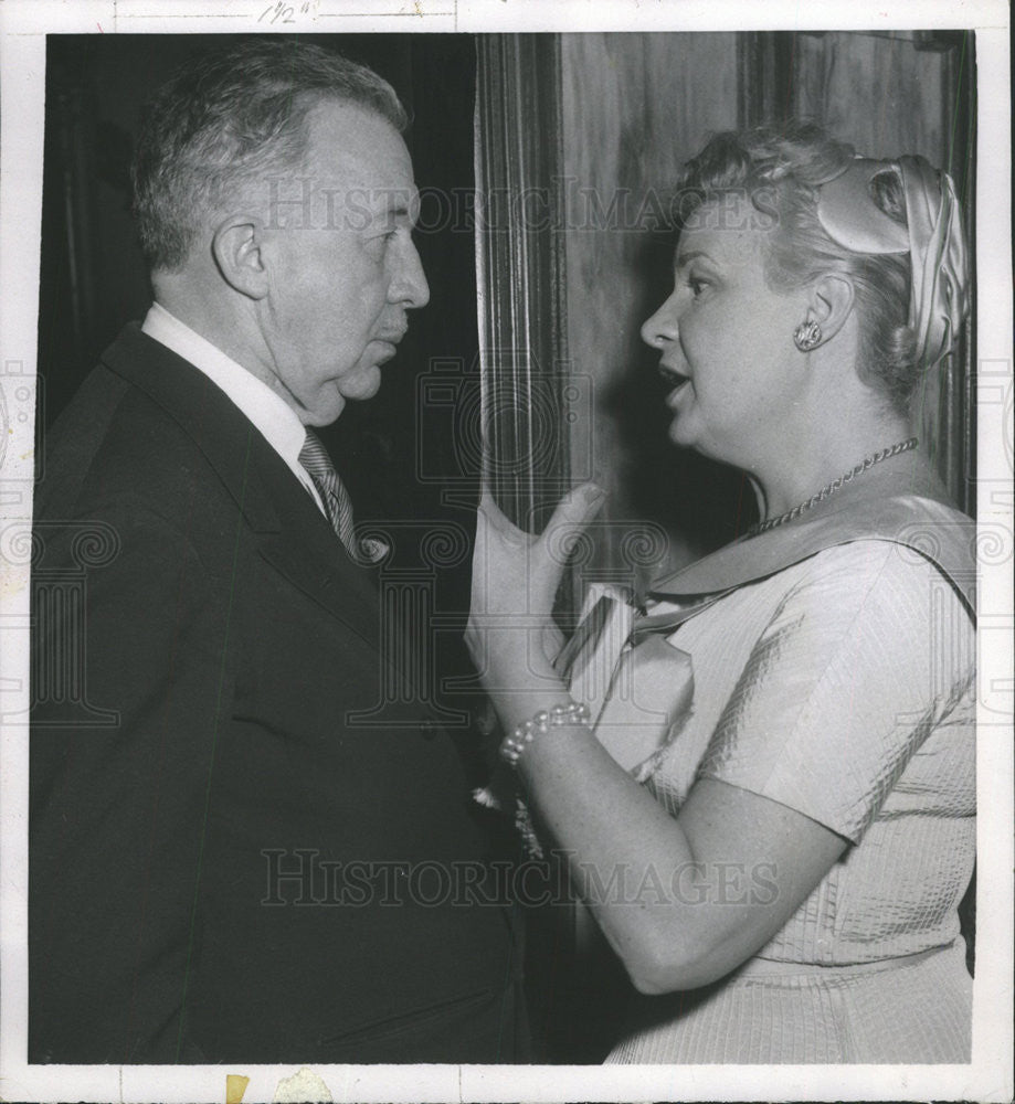 1954 Press Photo GUTHRIE MCCLINTIC THEATER DIRECTOR PRODUCER ACTRESS SHIRLEY - Historic Images