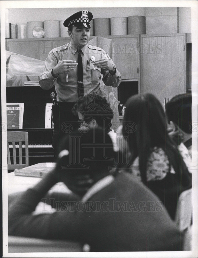 1968 Press Photo Officer Eugene McClaughry Ogden School - Historic Images