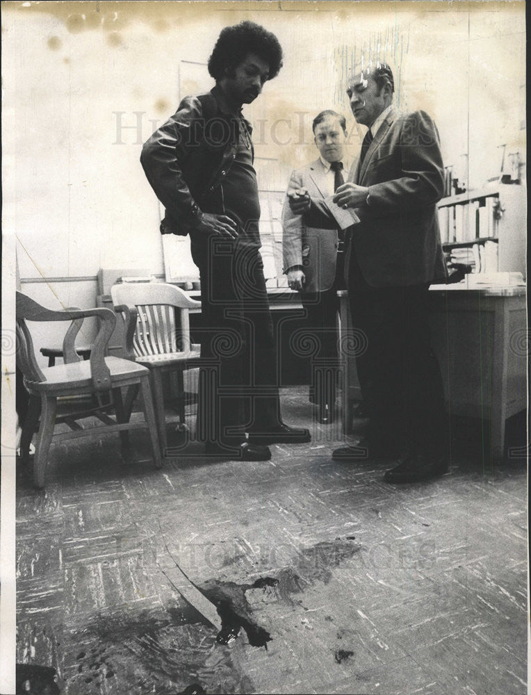 1974 Press Photo EDWARD BRADY BOARD EDUCATION SECURITY CHIEF JOHN THULIS - Historic Images