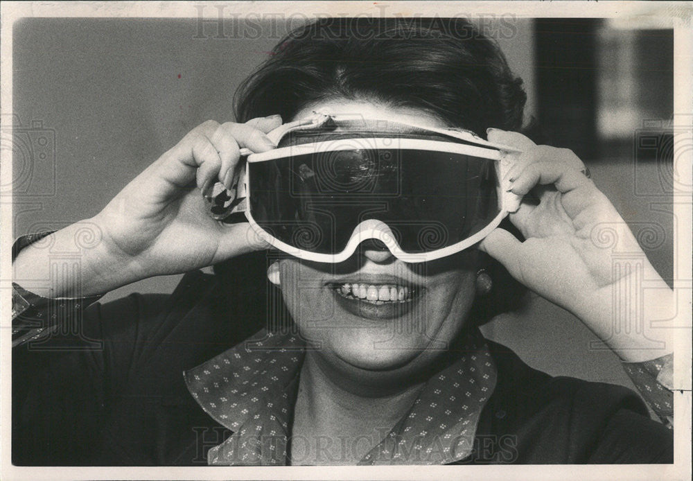 1980 Press Photo Mary Ellen Pinkham Kitchen Weapon - Historic Images