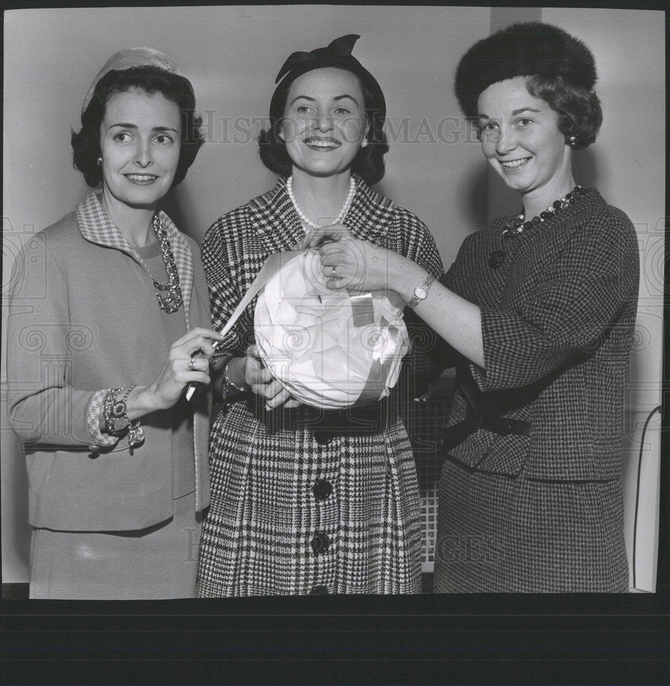 1960 Press Photo Mrs Harry J Reynolds Blue Ribbon Ball Committee - Historic Images