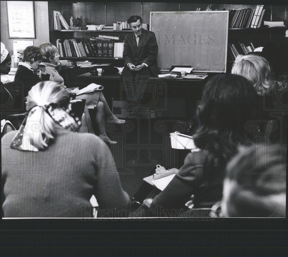 1972 Press Photo Walter Rest professor Educator - Historic Images