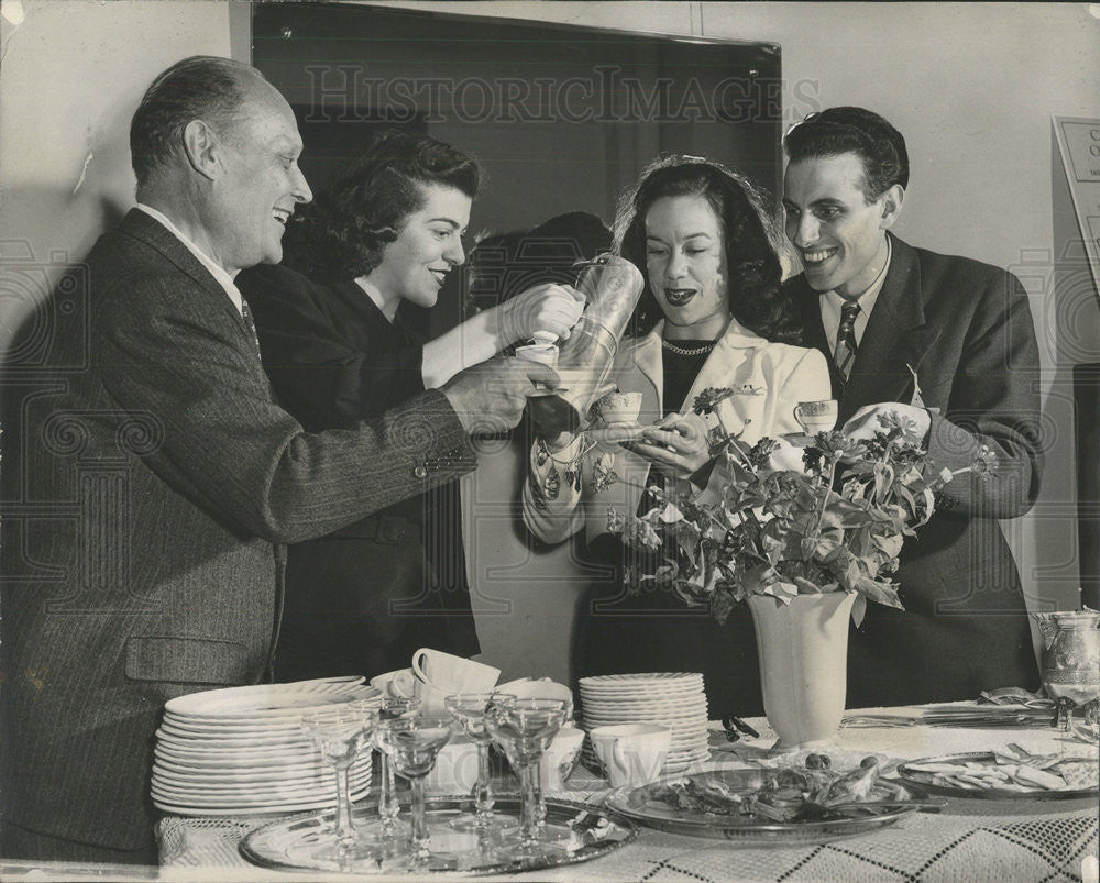 1946 Press Photo Nicholas Rescingo Gather Italian Coffee - Historic Images