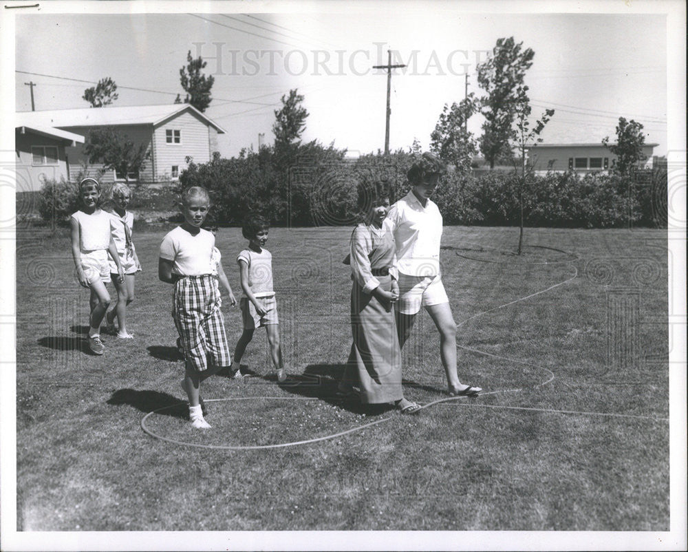 1961 Press Photo Deeju Cooper With Sandra play children Lawn - Historic Images