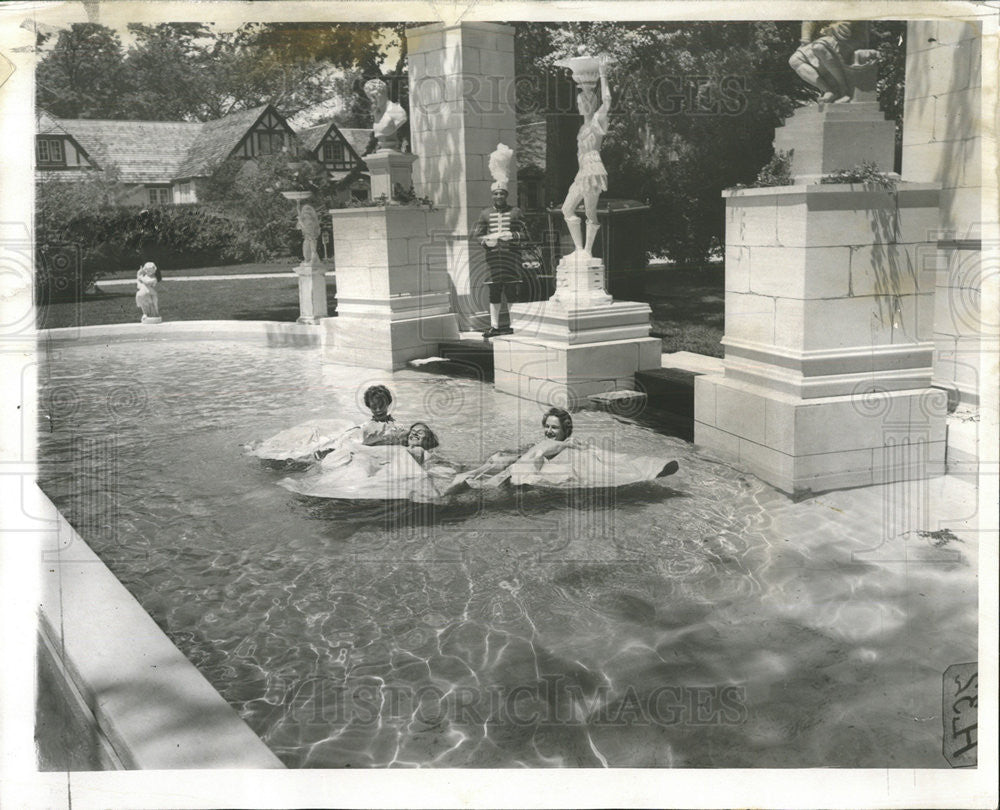 1957 Press Photo Charles Morses ancient Roman &quot;Health bath&quot; St.Luke&#39;s Hospital - Historic Images