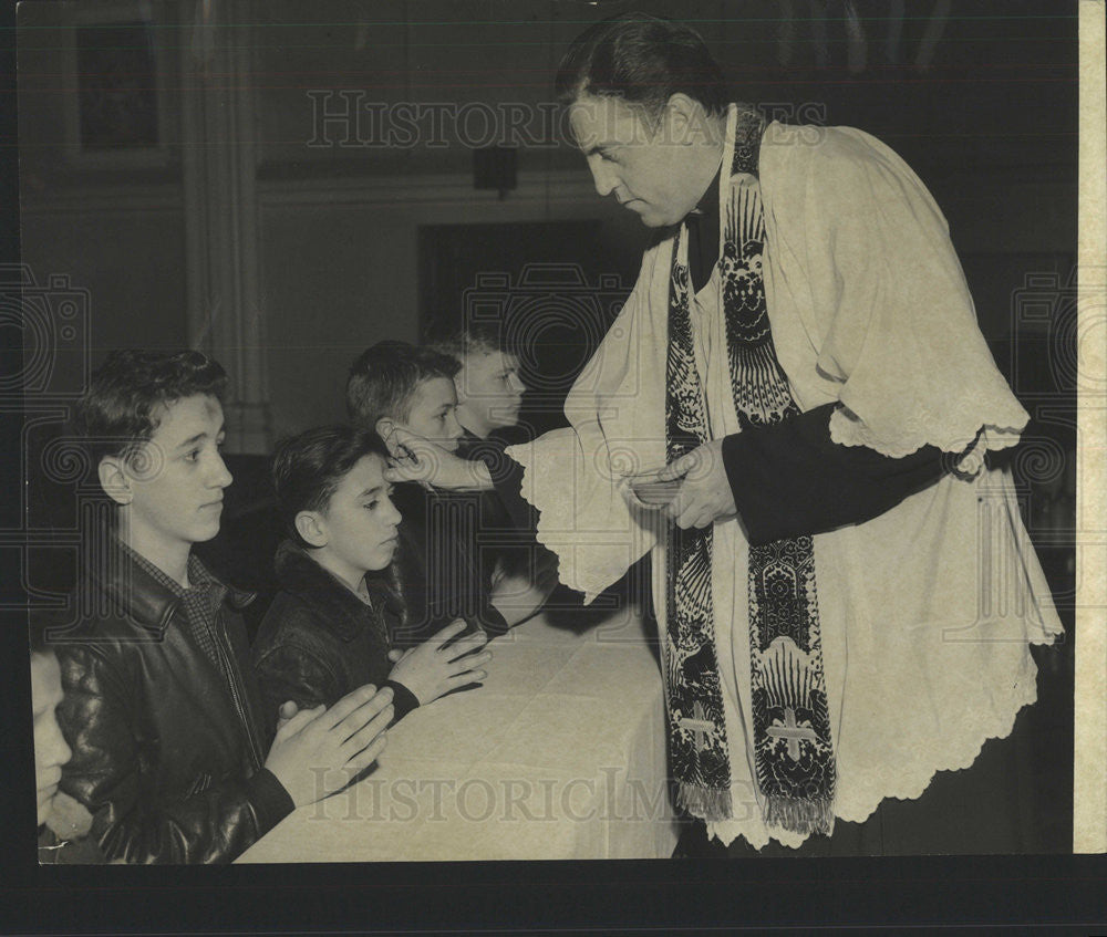 1955 Press Photo John Mc Bride American St Adrian Church Cardinal Chicago - Historic Images