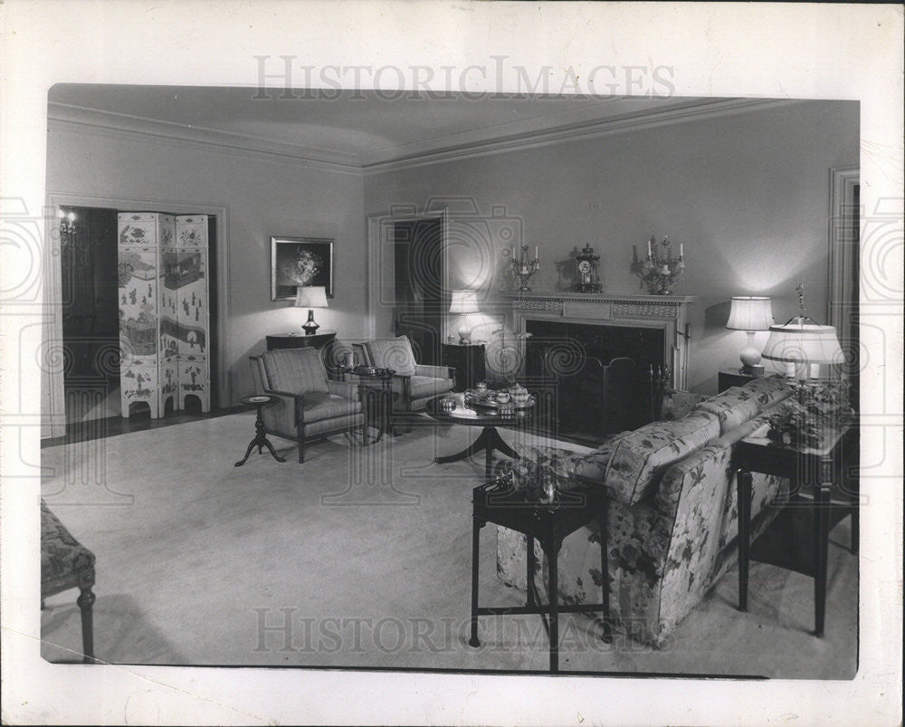 1951 Press Photo Model Living Room Comfort Simple Sofas Easy Chairs Coffee Table - Historic Images