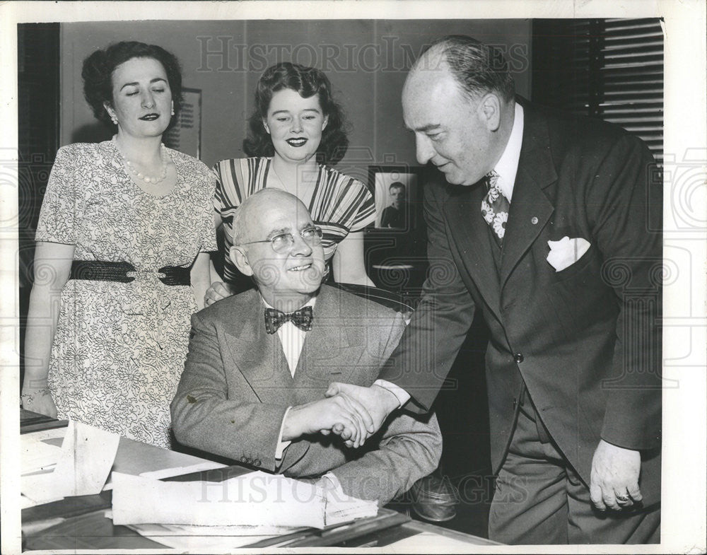 1945 Press Photo James B McCahey President Board Of Education 7th War Loan - Historic Images