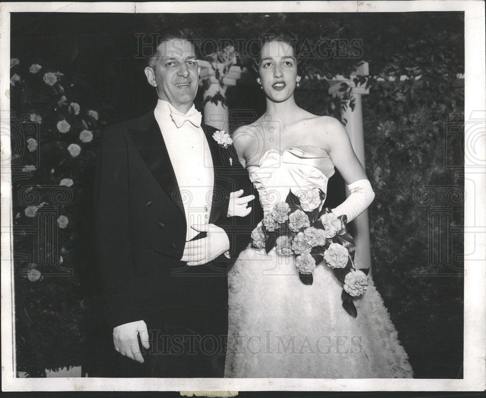 1955 Press Photo SUSAN CHAPPELL FATHER GEORGE S. CHAPPELL PASSAVANT COTILLION - Historic Images