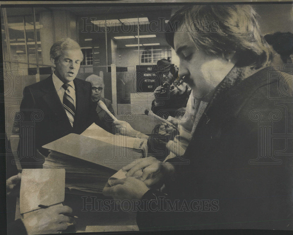 1974 Press Photo William Bone and Ald. Singer with nominating petitions. - Historic Images