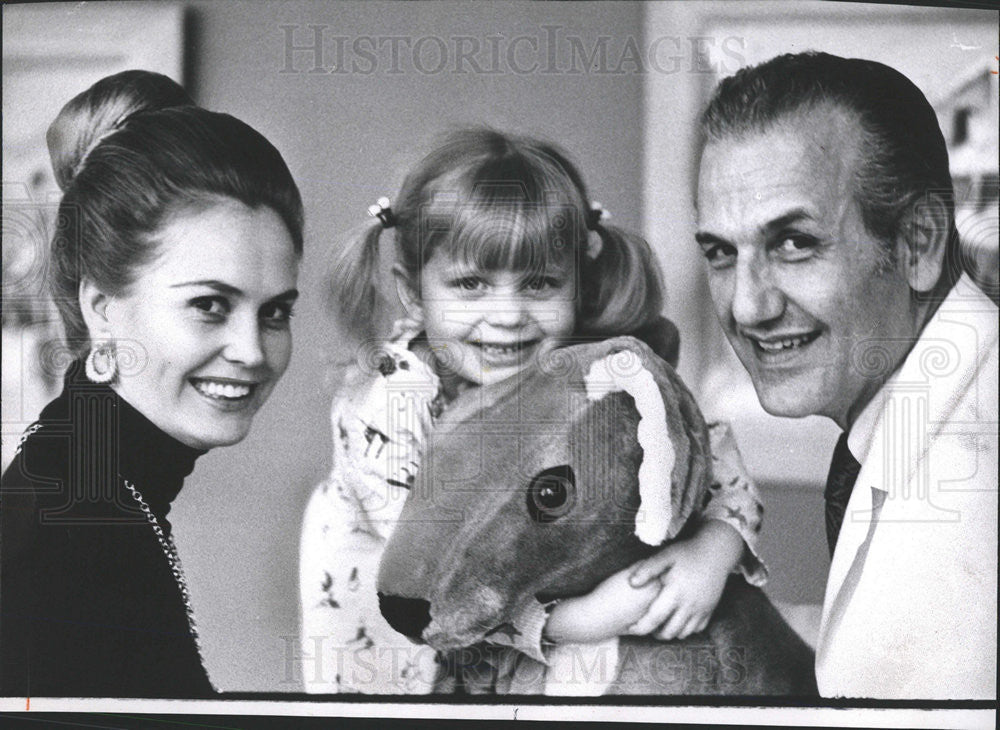 1971 Press Photo Mrs Robert Bon Durant And Dr With Four Yr Old St Lukes Hospital - Historic Images