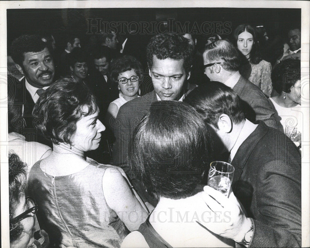 1969 Press Photo Julian Bond at coctail party. - Historic Images