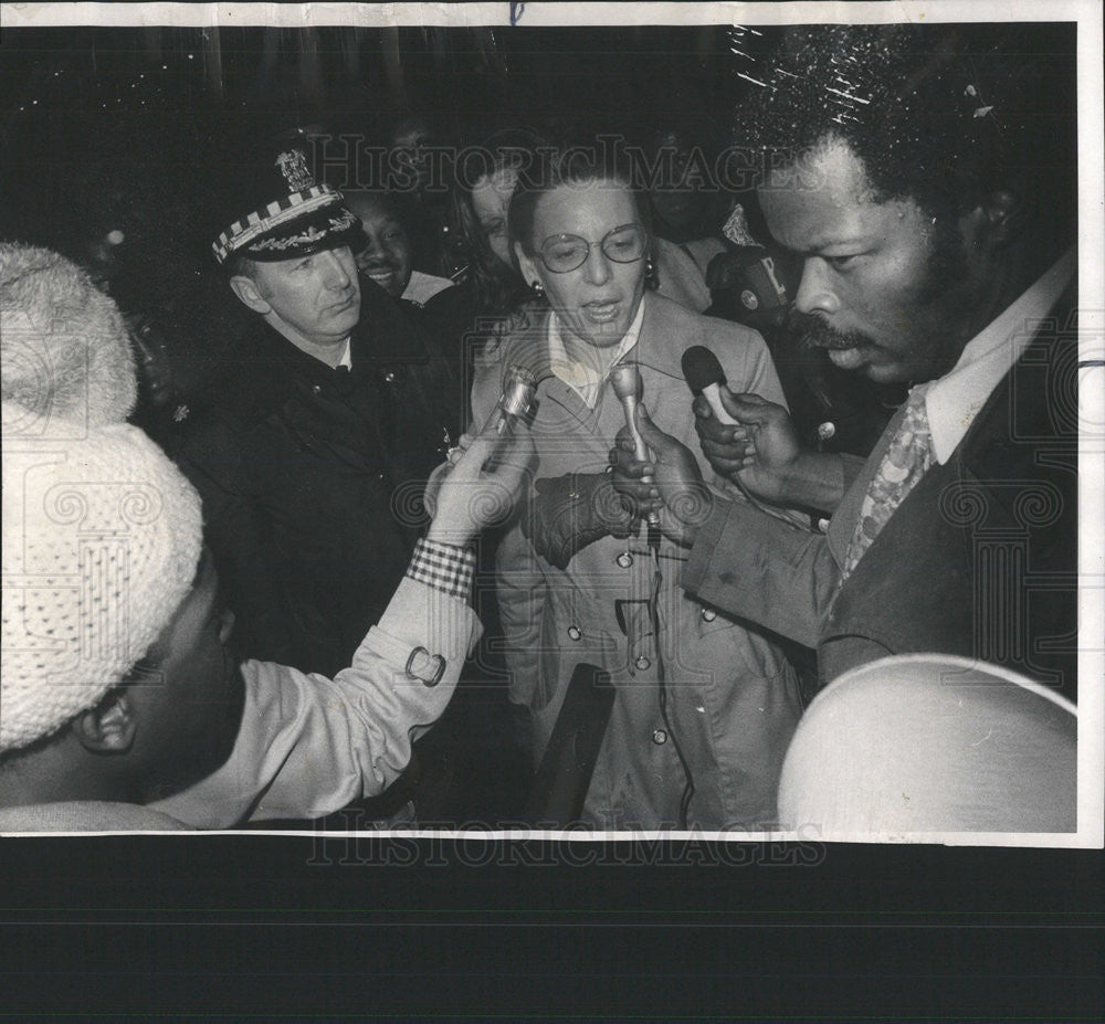 1974 Press Photo UNIDENTIFIED PSYCHIATRIST GUNMAN SURRENDER - Historic Images