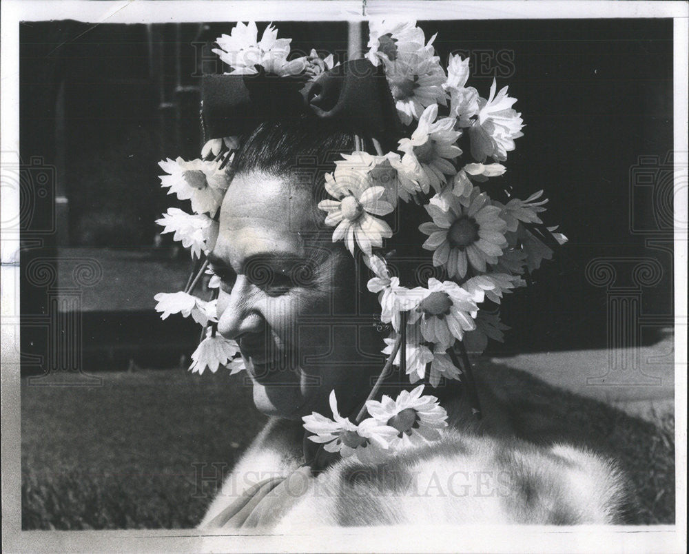 1969 Press Photo MRS. J. STUART MORRIS HAT ARTIFICIAL DAISY CASCADE - Historic Images