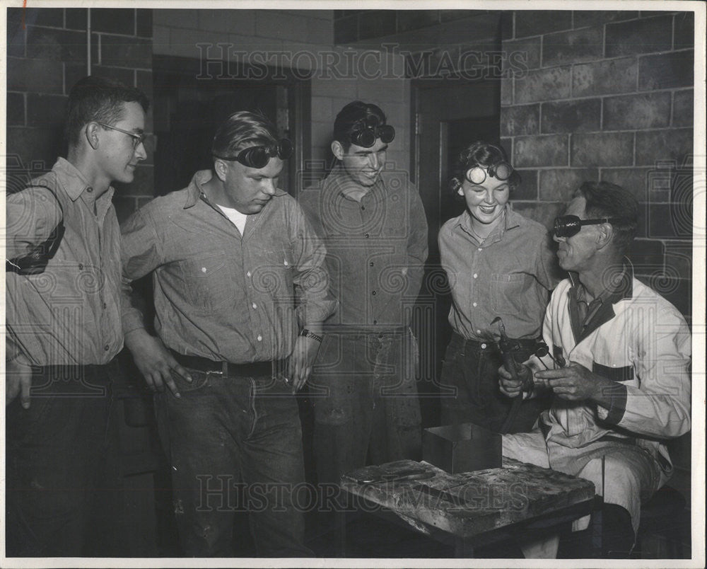 1952 Press Photo Instructor explains to Shelley and classmates welding vertical - Historic Images