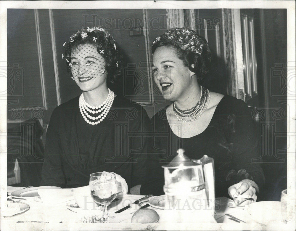 1960 Press Photo Mrs. Ralph Scheu and Mrs. Donald Morrison - Historic Images