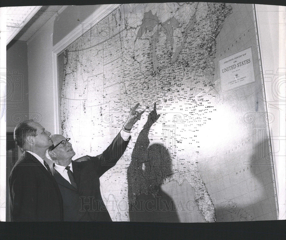 1961 Press Photo Pres And VP Of Meihle-Goss_Dedxter Inc Look Over Maps At Corp - Historic Images