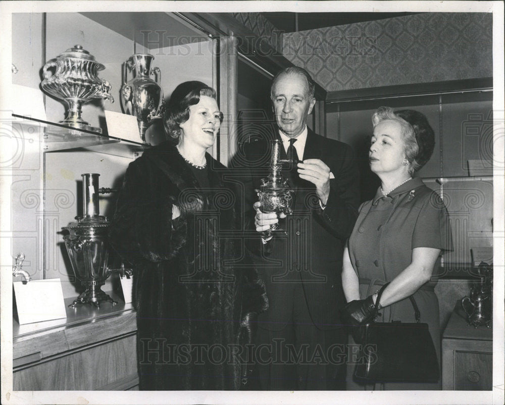 1965 Press Photo Mrs. Lester G Porter/Mrs H H Windsor Jr-Samovark Vodka Antique - Historic Images