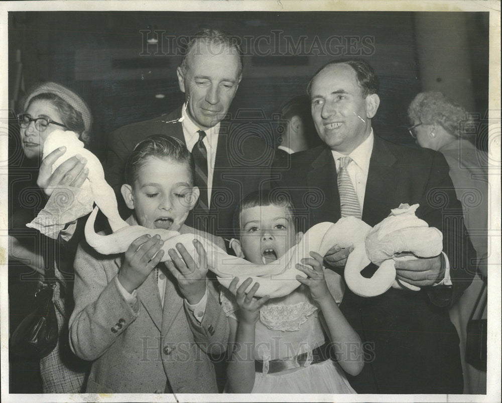 1955 Press Photo Burton&#39;s Bonbonniere Grand Opening - Historic Images