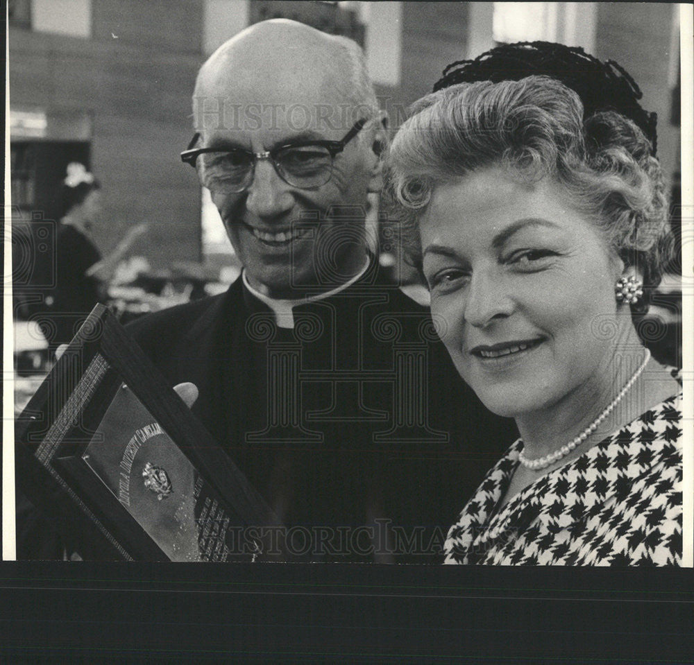 1965 Press Photo Mrs Paul V Galvin First Recipient Of Loyola University Camelia - Historic Images